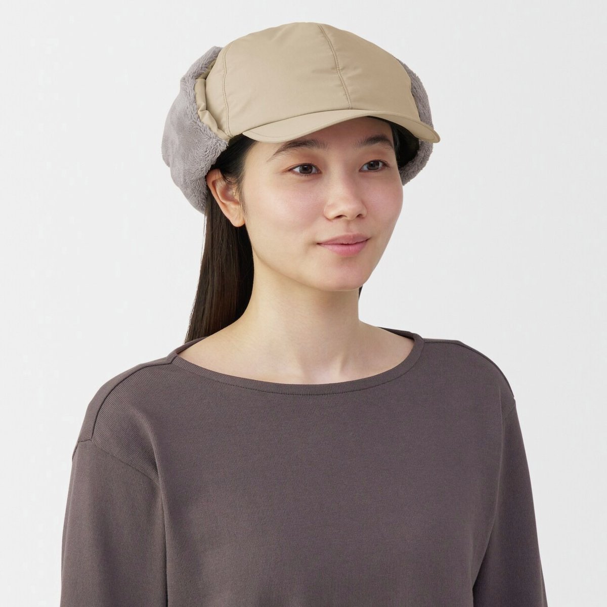 寒い時期に重宝する耳当て付きの帽子が、もうすぐ発売。