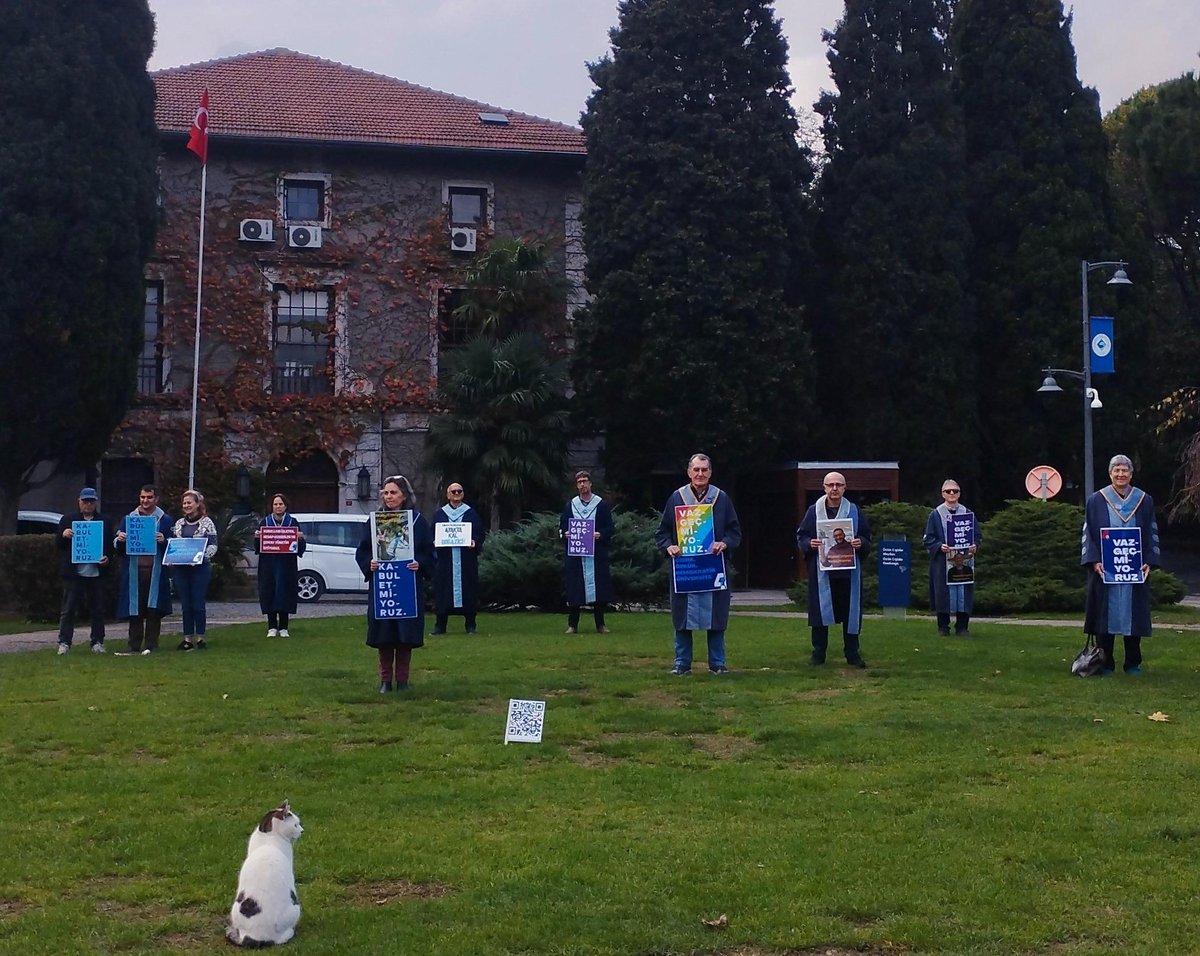 7 Kasım 2025.
1190. kez. 
👨🏻‍🎓👩🏻‍🎓🐱