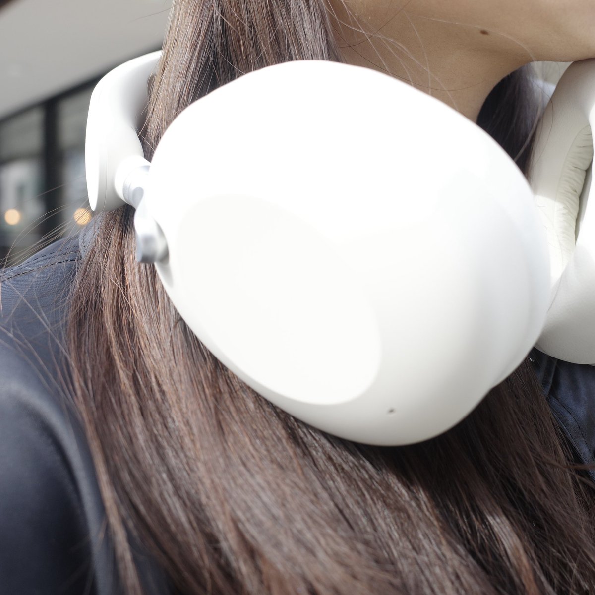 北欧ブランドsudioのK2 proホワイトをいただきました🎧

イヤーパッドが低反発素材でふっくら厚みがあるから長時間つけてても心地良い🤍 マットな質感とシルバーがアクセントになって ファッション性が高くてめっちゃお気に入り♡⸝⋆

今ブラックセール中で激安やから要チェック🌿