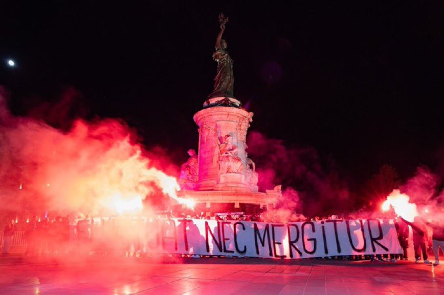 Merci infiniment aux supporters du <a href="/PSG_inside/">Paris Saint-Germain</a> du Collectif Ultras Paris qui ont rendu ce superbe hommage aux victimes du 13-novembre hier Place de la République. Fluctuat nec mergitur!