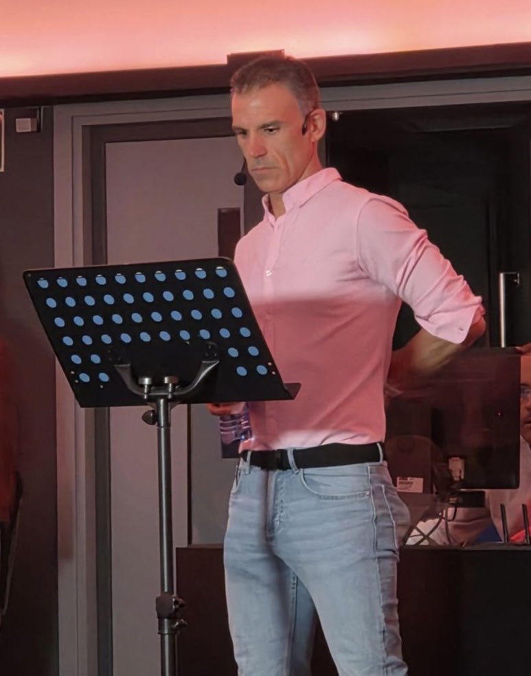 La del jueves fue una de esas tardes que se quedan grabadas. Llenar el <a href="/PlanetarioMad/">Planetario de Madrid</a> y sentir tanta energía, curiosidad y emoción en el público fue increíble. Me lo pasé como un niño pequeño. Hacer ciencia es como estar enamorado, ¡quieres contarlo a todo el mundo! ❤️🚀