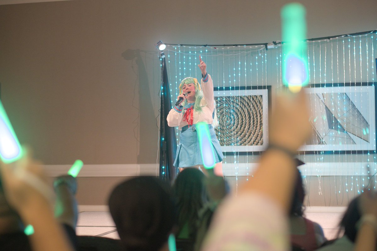 HeyItsSeymour's tweet photo. Shot some pictures of @maiurania both during her set at #USIF and also getting lifted during Virtual Stardust
#USIF2025 #USIdolFes #UraniArt https://t.co/zL7kWkQgG0