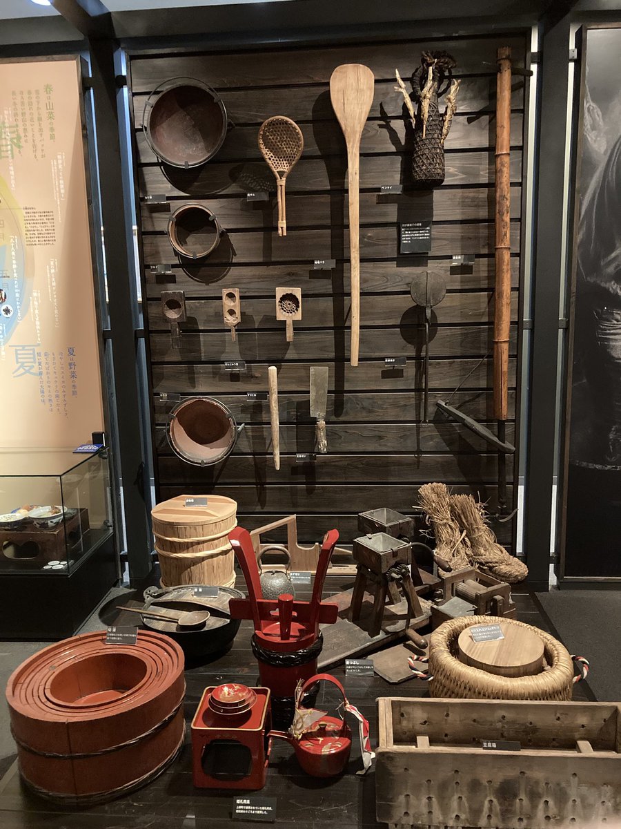 tonomuseum's tweet image. 常設資料　食に関する道具
　博物館展示2室では、曲り家を模した展示空間に家の中で使う民具をテーマごとに展示しています。

囲炉裏端での調理
　遠野の古い民家の台所には竈がなく、囲炉裏での調理が一般的でした。
　自在鍵に鉄鍋をかけて煮炊きをするほか、ベンケイに焼き魚をさして保存しました。
