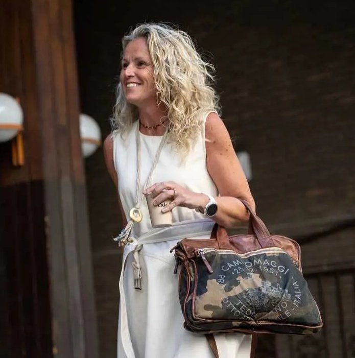 ElAguijon_'s tweet photo. Hola @montseminguez, ¿Tu bolso de "obrera" de 500 € es original o también compras falsificaciones como Yolanda Díaz? https://t.co/lADi9JUyDB