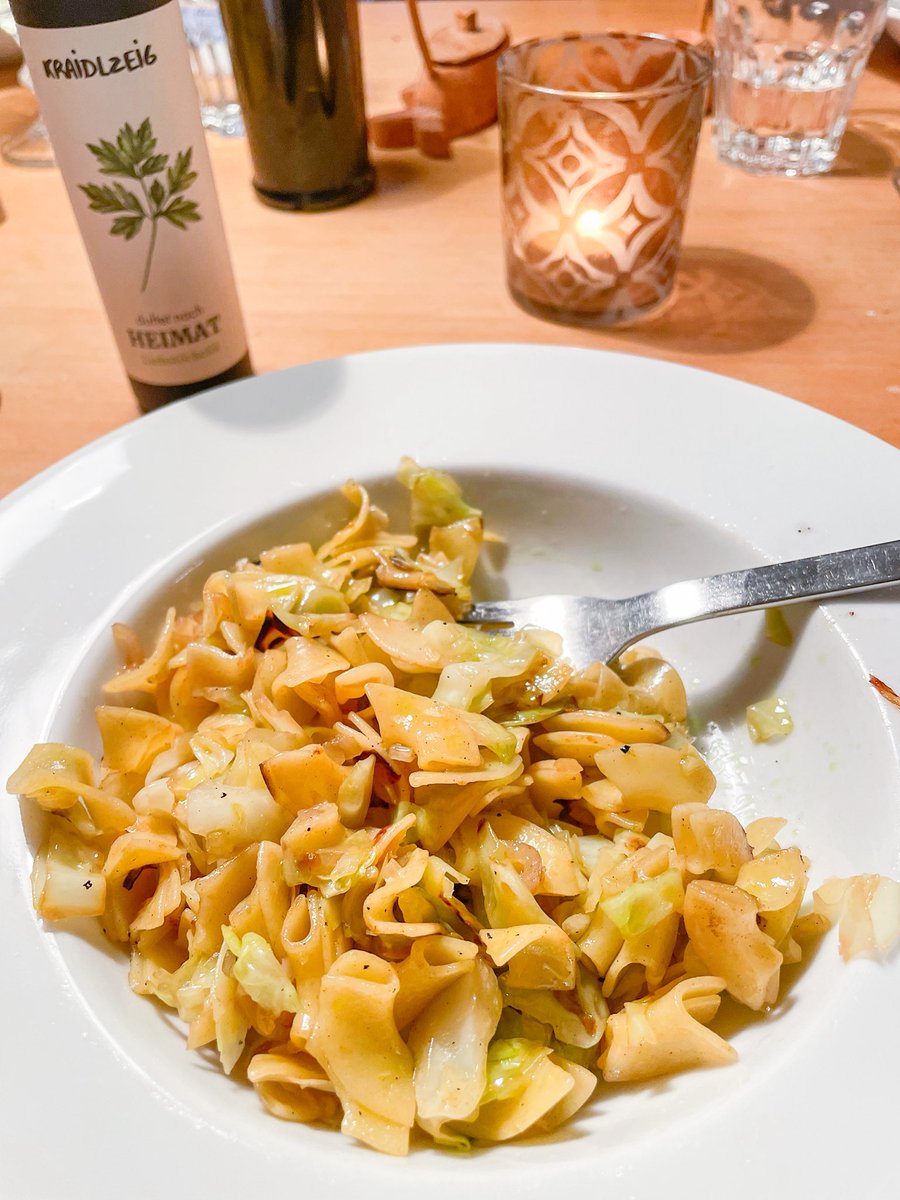 About yesterday: Donnerstag ist im Tageshospiz einiges an Fleckerl (noch ohne Kraut) übrig geblieben. Hab’s mitgenommen und gestern nochmal Krautfleckerl gemacht, diesmal im WOK. Herrlich 😋