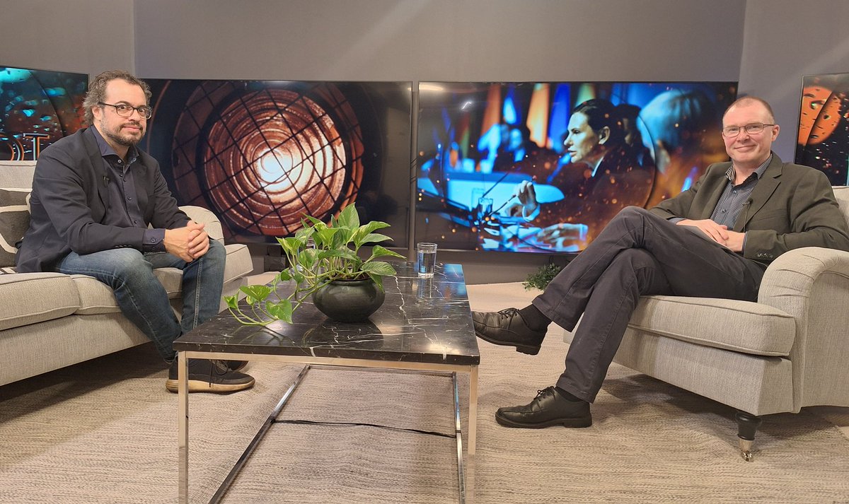 I Hotspot intervjuas Håkan Boström om polarisering i det politiska klimatet i Sverige och om hur politiker använder ordet hot och hat. Var det verkligen hot och hat som låg bakom Hatts avgång och var är Centern på väg nu? 
Hur bör partiledardebatterna skötas i SVT?