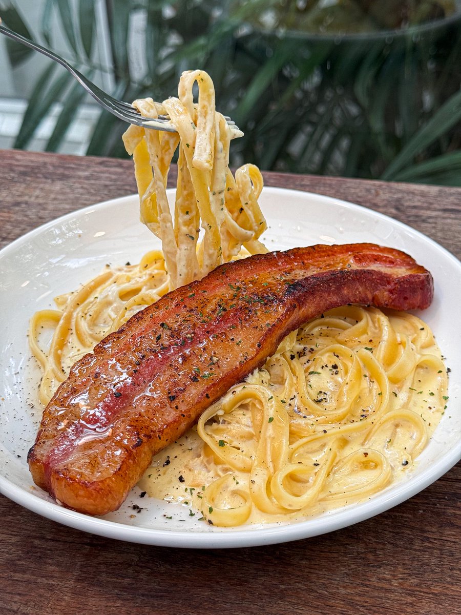 Versatile_Cafe's tweet photo. ท็อปปิ้งใหม่ เบคอนยักษ์ กับเส้นเฟตตูชินี่
🍝🥓
เส้นเฟตตูชินี่เหนียวนุ่ม เคลือบซอสครีมเข้มข้นทุกเส้น จับคู่กับเบคอนชิ้นหนาแบบกริซช้าๆ
ทุกคำได้ทั้งความนุ่มละลายในปากและความกรุบหอมของเบคอนเต็มคำ
#VersatileCafe #PastaLovers #BaconLover #Fettuccine #โฮมเมดพาสต้า #EkkamaiCafe https://t.co/geT5c8qiFb