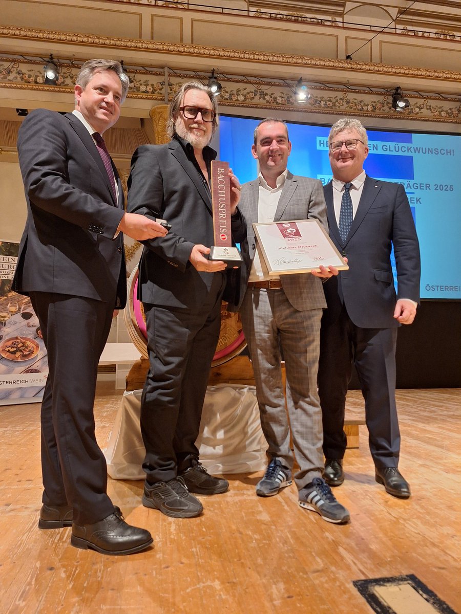 Ein Abend der Superlative: im Schloss Esterhazy (Haydnsaal) ging die heurige Bundesweintaufe über die Bühne. Höhepunkt: die Verleihung des Bacchuspreises an Schauspiel- und Theaterstar Nicholas Ofczarek. Das Galadinner zauberte Spitzenkoch Max Stiegl. Gan(s) vielen Dank!