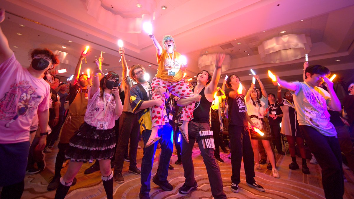 HeyItsSeymour's tweet photo. Shot some pictures of @maiurania both during her set at #USIF and also getting lifted during Virtual Stardust
#USIF2025 #USIdolFes #UraniArt https://t.co/zL7kWkQgG0