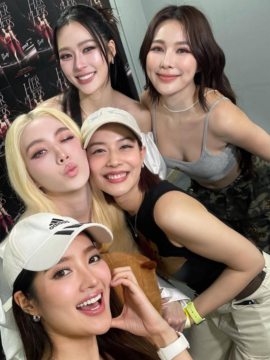 nongplaaaaa's tweet photo. น่ารักมากกกก เดอะแก๊ง ลออจันทร์ กับ พี่จันจิ ถ่ายรูปกับ หลิงออมม เป็นภาพที่น่ารักมาก ๆ เลย เอ็นดูอ่า กำลังใจมาเต็มมากก ยินดีด้วยนะลูก ~

LINGORM HER AND HERS FANCON 
#LingOrm1st_ImpactFANCON https://t.co/at1BBrDUfr