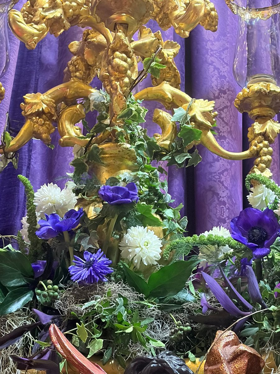 Los Titulares de la <a href="/Hdad_Museo/">Hermandad del Museo</a> en la S.I.C. de Sevilla preparados para celebrar los #450AñosMuseo. Hemos añadido al exorno del paso anémonas blancas y completado el Altar con un variado a juego.