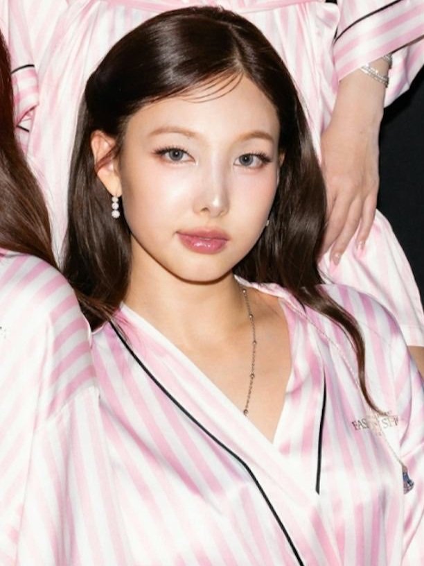 hot leader                       her pretty center