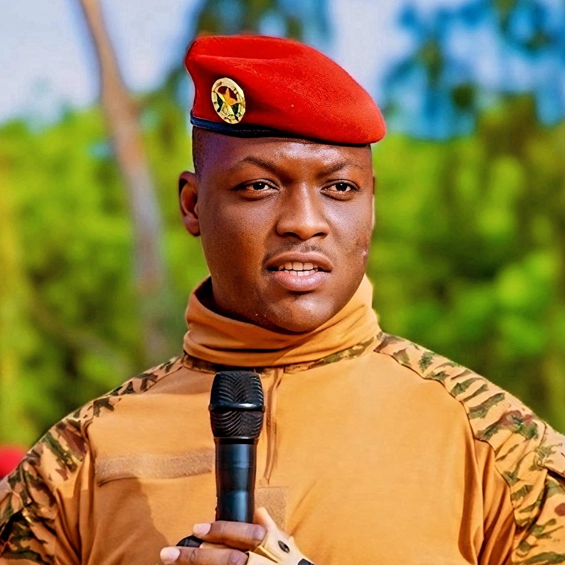 L’Occident manque de morale. Aujourd’hui, on te traite de terroriste, demain, on te célèbre comme un héros. »
La preuve ? Regardez le Président de la Syrie !
Hier, ils voulaient sa tête, aujourd’hui ils lui déroulent le tapis rouge.
👉 C’est ça le vrai visage du monde occidental