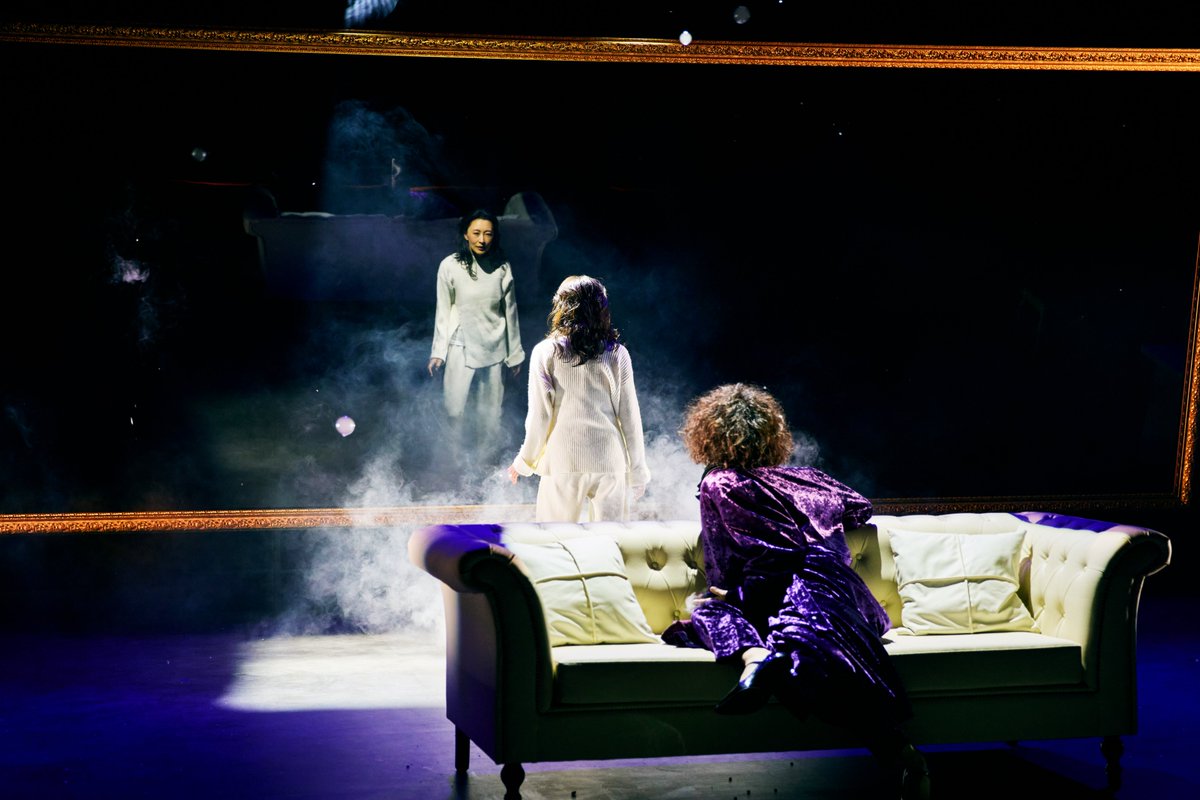 🐕‍🦺🤍 #관객리뷰
"여러 가지 형태의 인물과 사랑을 통해
그 공허를 대하는 태도가 아름답게 느껴졌다
척하지 않고 아름답게 마주하는 실존.
도그 워커의 사랑
올해 최고작"

"110분이 짧은 시간은 아닌데
내내 집중해서 관람할 수 있었고
꿈을 꾸다 깬 것 같았다"

doosanartcenter.com/ko/performance…