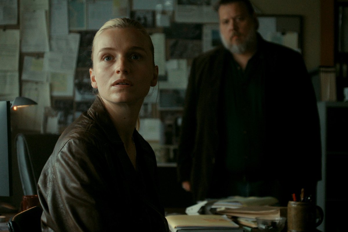 sinemayazari's tweet image. Yılda maksimum 40-50 cinayet işlenen, görece “güvenli bir ülkede” geçen organize suç dizisi çekmek…
Ve hikâyeyi bazı yıllar hiç cinayet işlenmeyen başkente taşımak…

Netflix’in yeni mini dizisi Gizli Kimlik (Legenden, 2025) çok zor bir işin altından başarıyla kalkacak gibi…