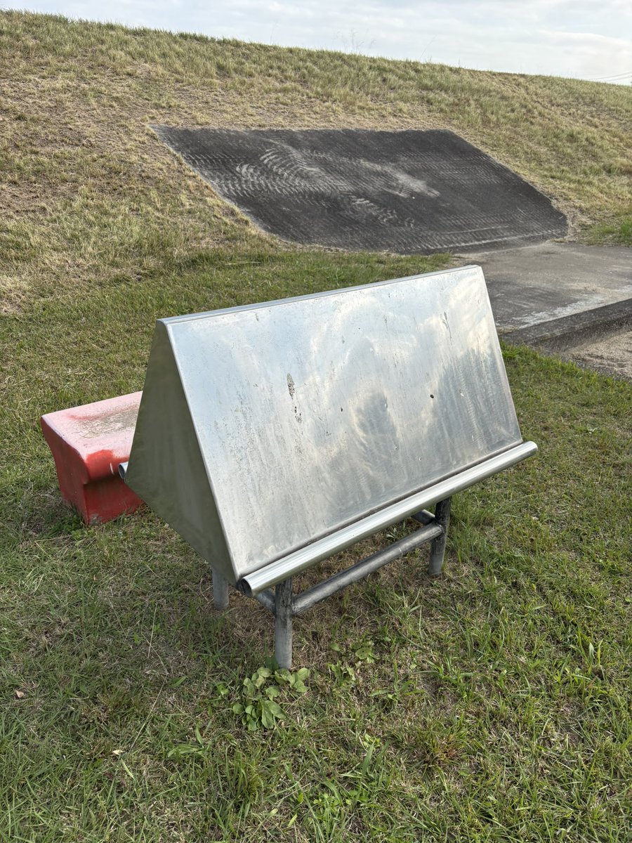 yamin_min_aym's tweet photo. あの、、、
東郷？みよし？の川沿いにあったんだけど、、、
これあれだよね？そうだよね？
皆さんの意見を聞かせてください https://t.co/bS47VJWz9g