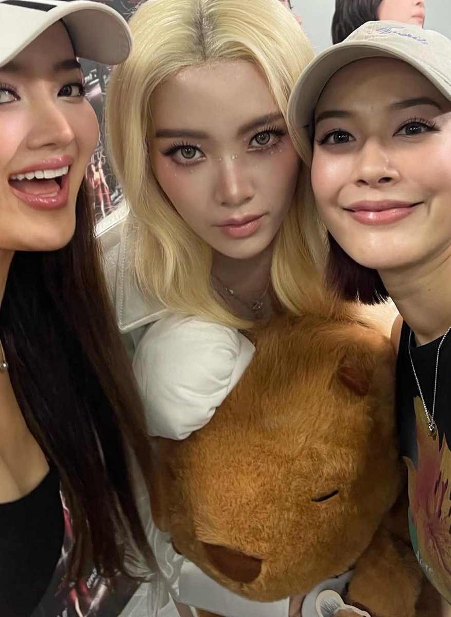นี่มันแก๊งค ลออจันทร์ หนิ น่ารักกกก

LINGORM HER AND HERS FANCON #LingOrm1st_ImpactFANCON