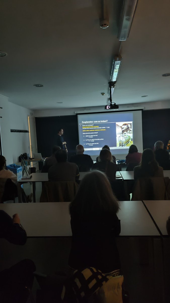 Juan Carlos Morales i Pablo Gonzalez realitzant dues sessions teòriques del curs d' iniciació a l'Astronomia fet per Astroanoia
