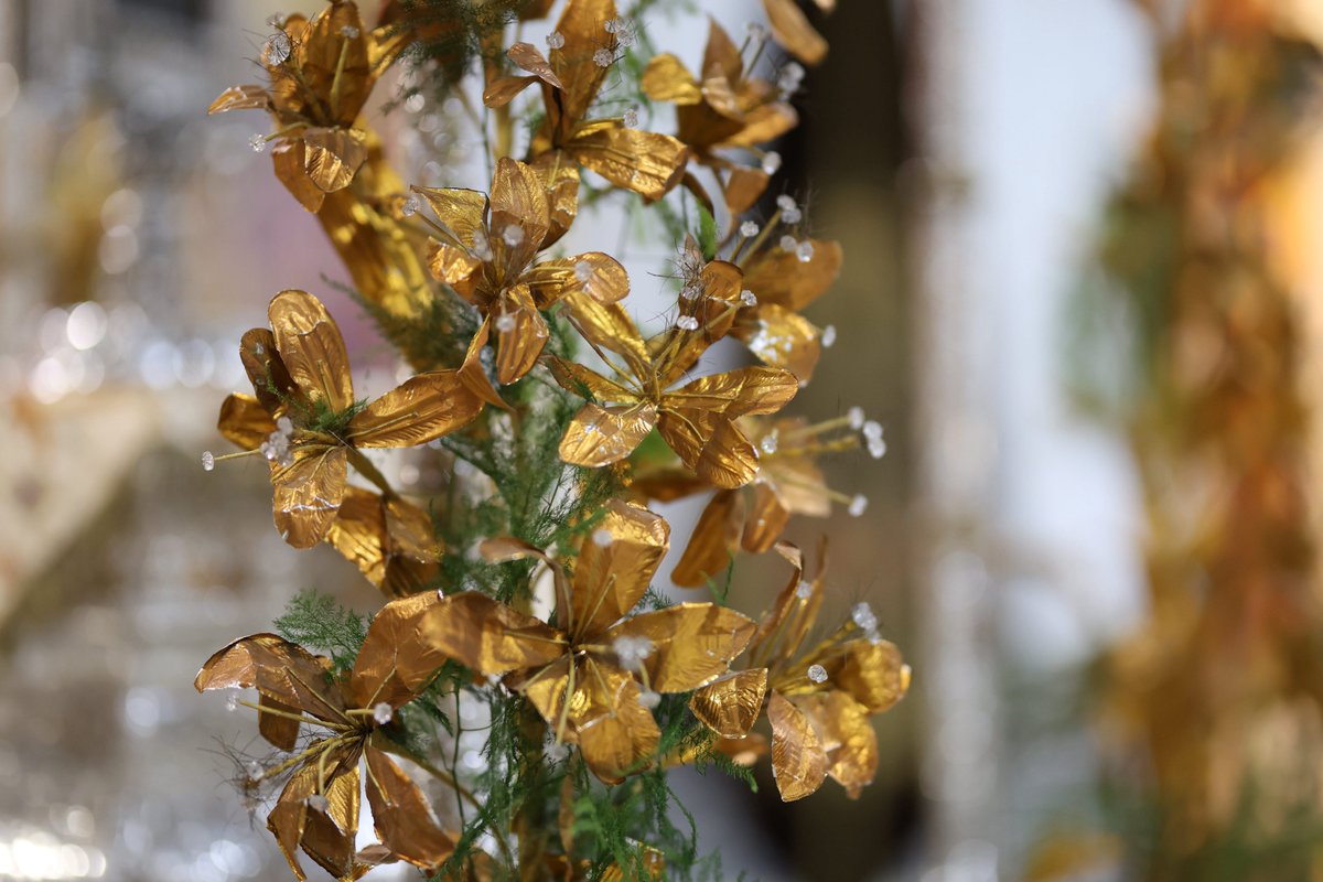 capuchinossvq's tweet photo. El exorno floral, a cargo de Miguel Murillo, está formado eucalipto, esparraguera, nardos, rosas, dendrobium, clavel solomio.

#275FrayIsidoro https://t.co/ze9sUwhxlK