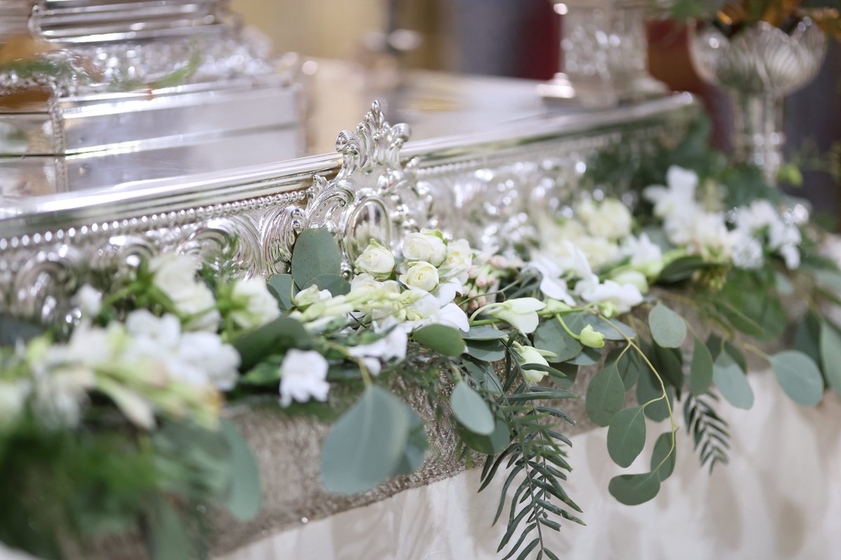 capuchinossvq's tweet photo. El exorno floral, a cargo de Miguel Murillo, está formado eucalipto, esparraguera, nardos, rosas, dendrobium, clavel solomio.

#275FrayIsidoro https://t.co/ze9sUwhxlK