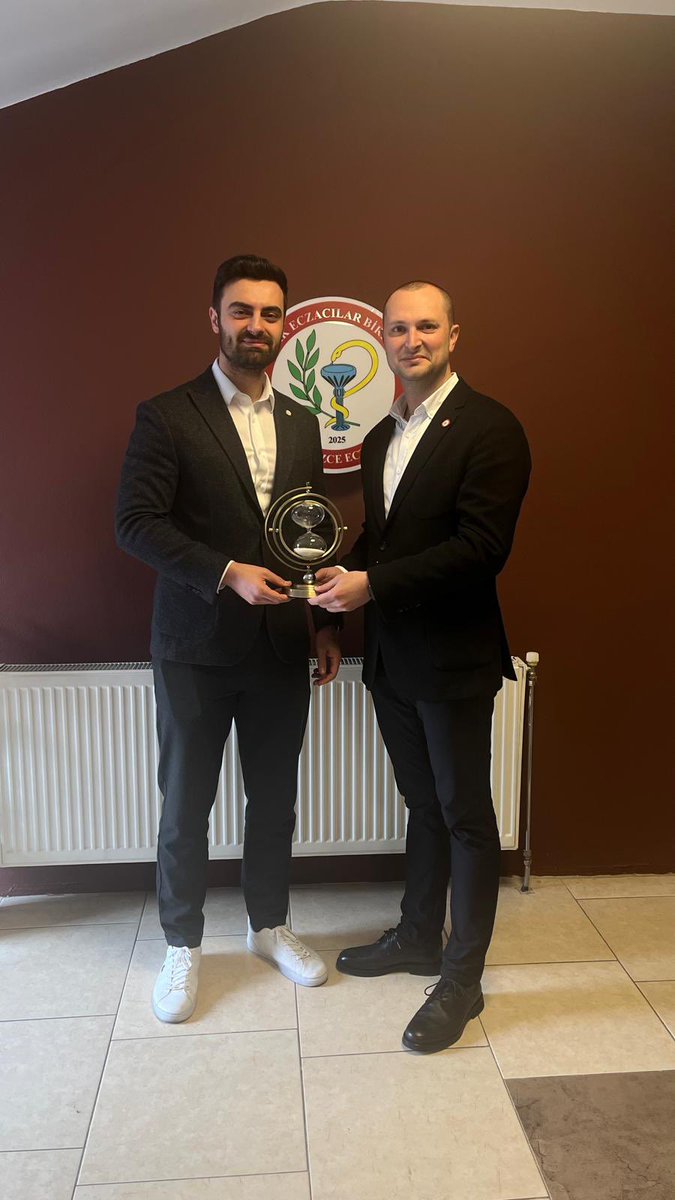 sakaryaeczodasi's tweet photo. Düzce Eczacı Odası Başkanı Sn. Ecz. Yalçın Bakır ve yönetim kurulunu ziyaret ettik.
Yeni kurulan odalarıyla mesleğimiz adına aynı dayanışma ve birlik duygusunu paylaştığımız verimli bir görüşme gerçekleştirdik. Nazik ev sahiplikleri için teşekkür ederiz. https://t.co/r8hJdReV2B