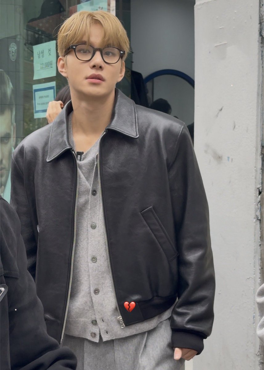 jungwooyy's tweet image. แว่นมานี่มา ผมบลอนด์มานี่มา 😳