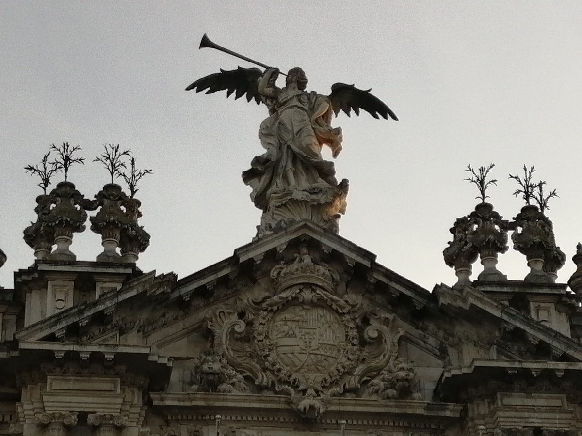 La XXXII edición de la Conferencia de Decanas/os de Facultades de Derecho de España puso ayer su broche de oro en el Paraninfo de la Universidad de Sevilla.