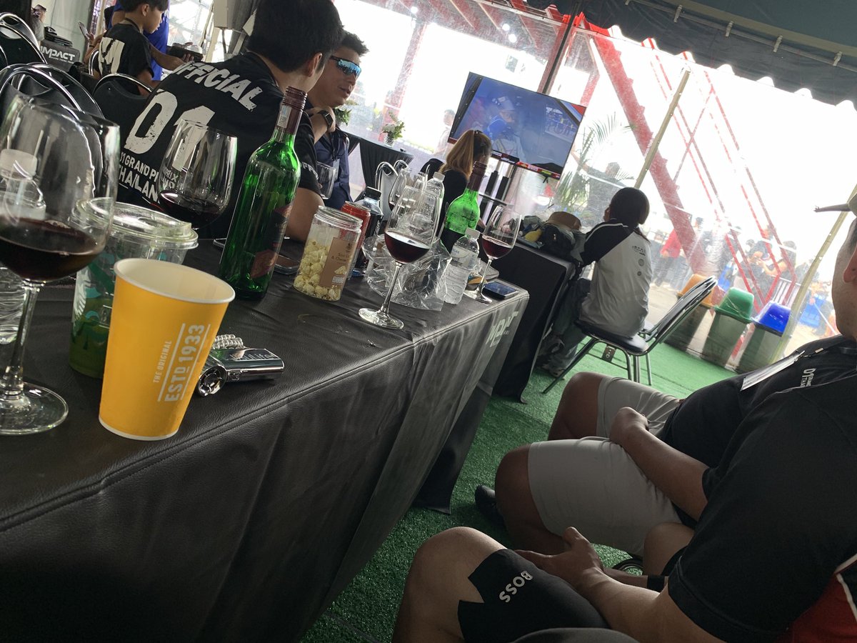 予選落ち組で、全く反省の色のない反省会なーうw

#D1
#D1Thailand
#singha