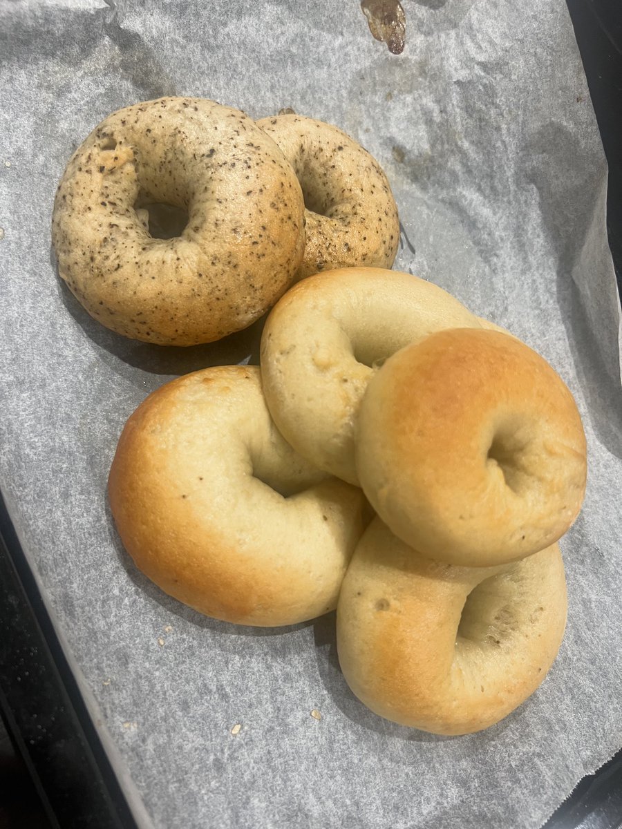 Tweely_3_'s tweet photo. パン食べたいけどグルテンも脂質も取りたくないあなたへ。脂質ほぼなしグルテンフリー、卵もバターも不使用の簡単もちもちパンとベーグル達🥯レシピはもちもちぱんのプレーン味です。腹持ちかなり良いし冷凍できちゃう！失敗しない簡単だし美味しすぎてもうこれしか食べれません https://t.co/0oklzdCwZV