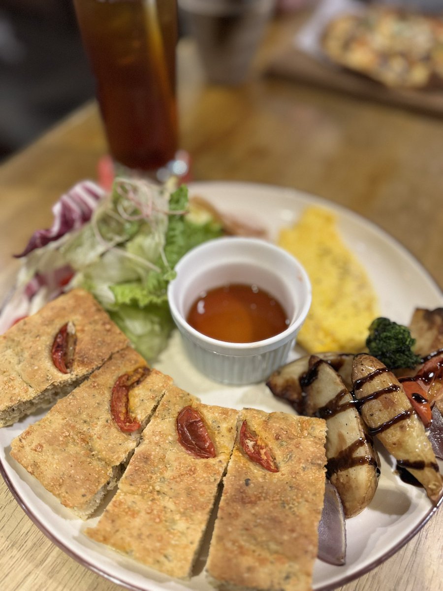 Catarotime's tweet image. 跟朋朋聚餐
吃了很好吃的煙燻雞肉佛卡夏（好吃到全部吃光光🍴🙂‍↕️）
還遇到超可愛店長出來巡店🐶
一開始忘記戴裝備了還回去整裝👓👒

結果他整裝出來感覺比我還聰明…
考試坐我隔壁我還要抄他答案的那種🥹

#香爆 #來點香毛