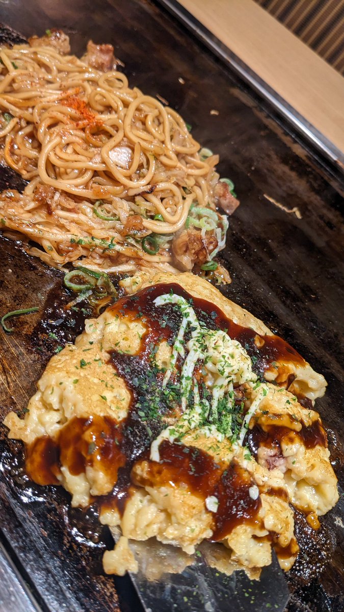 kai_sink's tweet photo. 西宮🤠フラッパーハウスに入る前に駅前のお好み焼き&鉄板焼き屋さんで腹拵え✨️次から次へお客さんが✨️流行ってるね〜✨️😋まいう〜✨️
#西宮
#フラッパーハウス
#flapperhouse
#阪神西宮
#お好み焼き
#つくし https://t.co/rEUKby4sa4