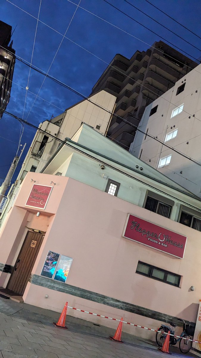 kai_sink's tweet photo. 西宮🤠フラッパーハウスに入る前に駅前のお好み焼き&鉄板焼き屋さんで腹拵え✨️次から次へお客さんが✨️流行ってるね〜✨️😋まいう〜✨️
#西宮
#フラッパーハウス
#flapperhouse
#阪神西宮
#お好み焼き
#つくし https://t.co/rEUKby4sa4