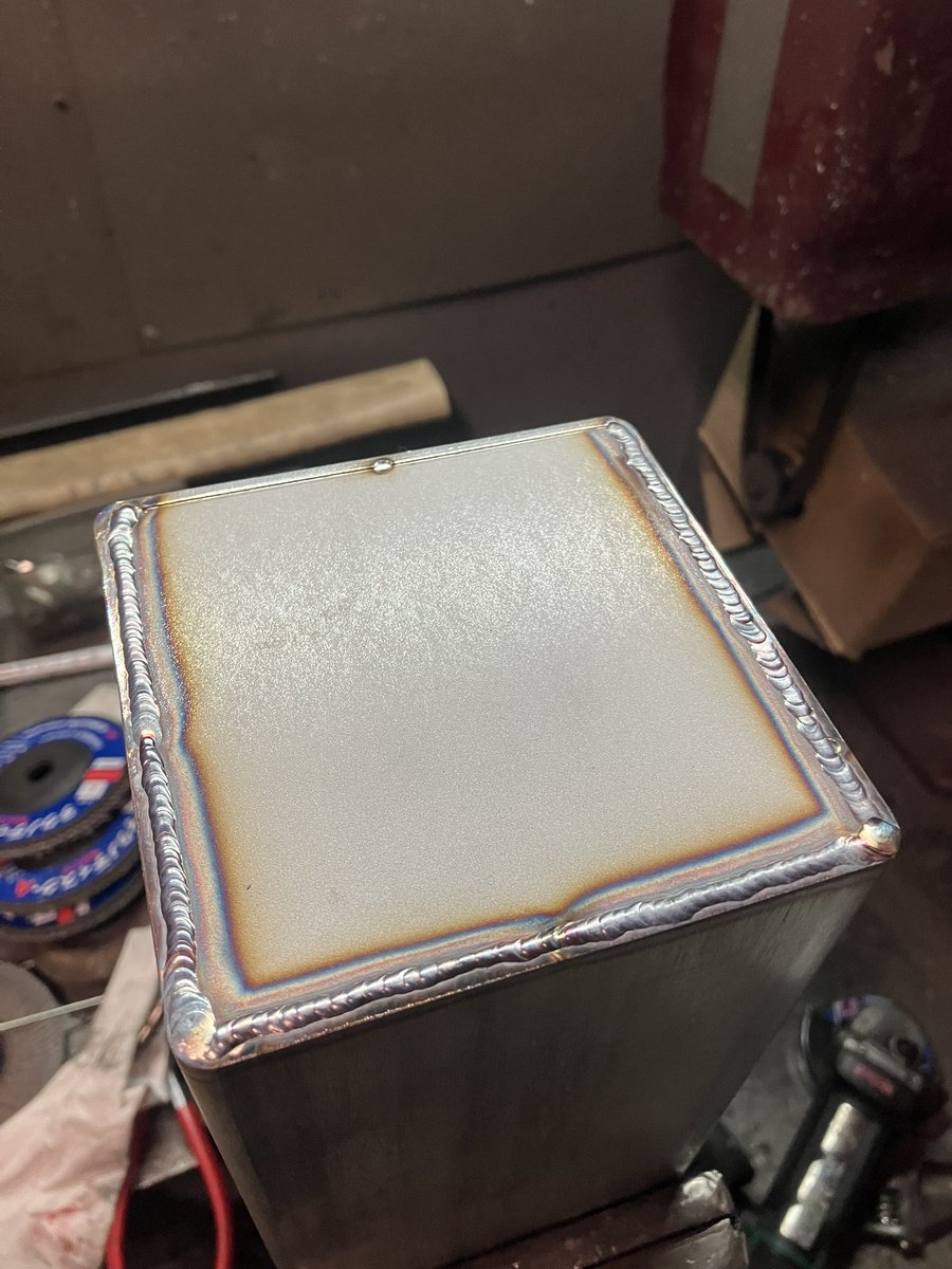 yokoyama_anchor's tweet image. 角パイプ意外とたわんでるんで
万力で押さえて
四隅と中間の８箇所点付けしてから
本溶接です
手を固定できるように
工具を作れば良いのですが
削るのでズルズルと時が流れ、、、