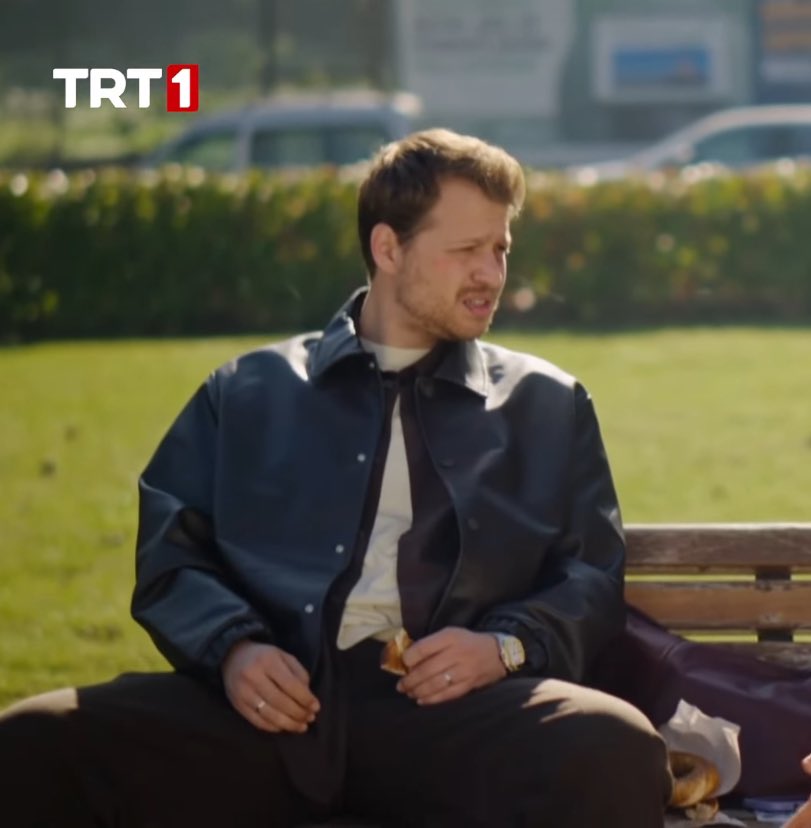 albouthbus's tweet photo. burak sahneyi unutup nişan yüzüğünü çıkarmayı unutmuş ahahaahhahahaha #BurakYörük https://t.co/RgEWFj35BY