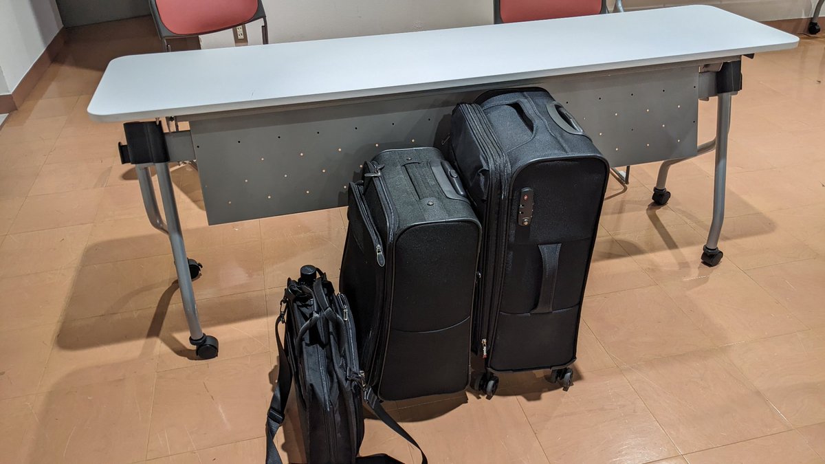 今朝の梱包とほぼ同じ手順で差し入れのお菓子と持ち帰りゴミ含め18:15頃にNetBSDブースの撤収完了。
おつかれさま&amp;ありがとうございました！ #KOF2025