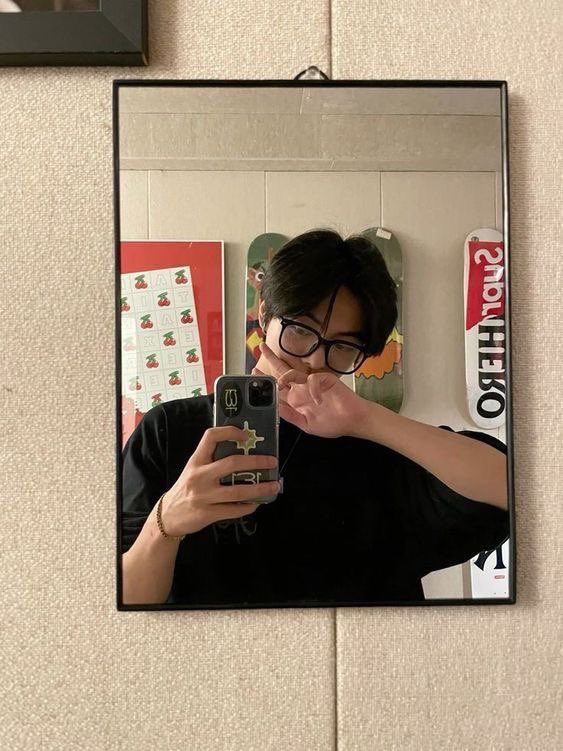 wondeul's tweet photo. IS HE BACK?!??!!! https://t.co/OaRq2Cx5zU