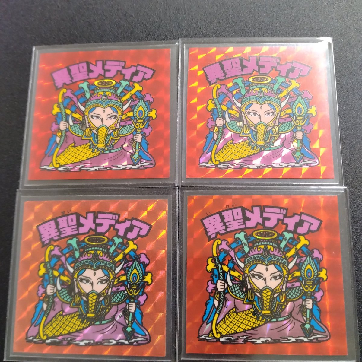 衣の色が濃いものと薄いものがある🟥