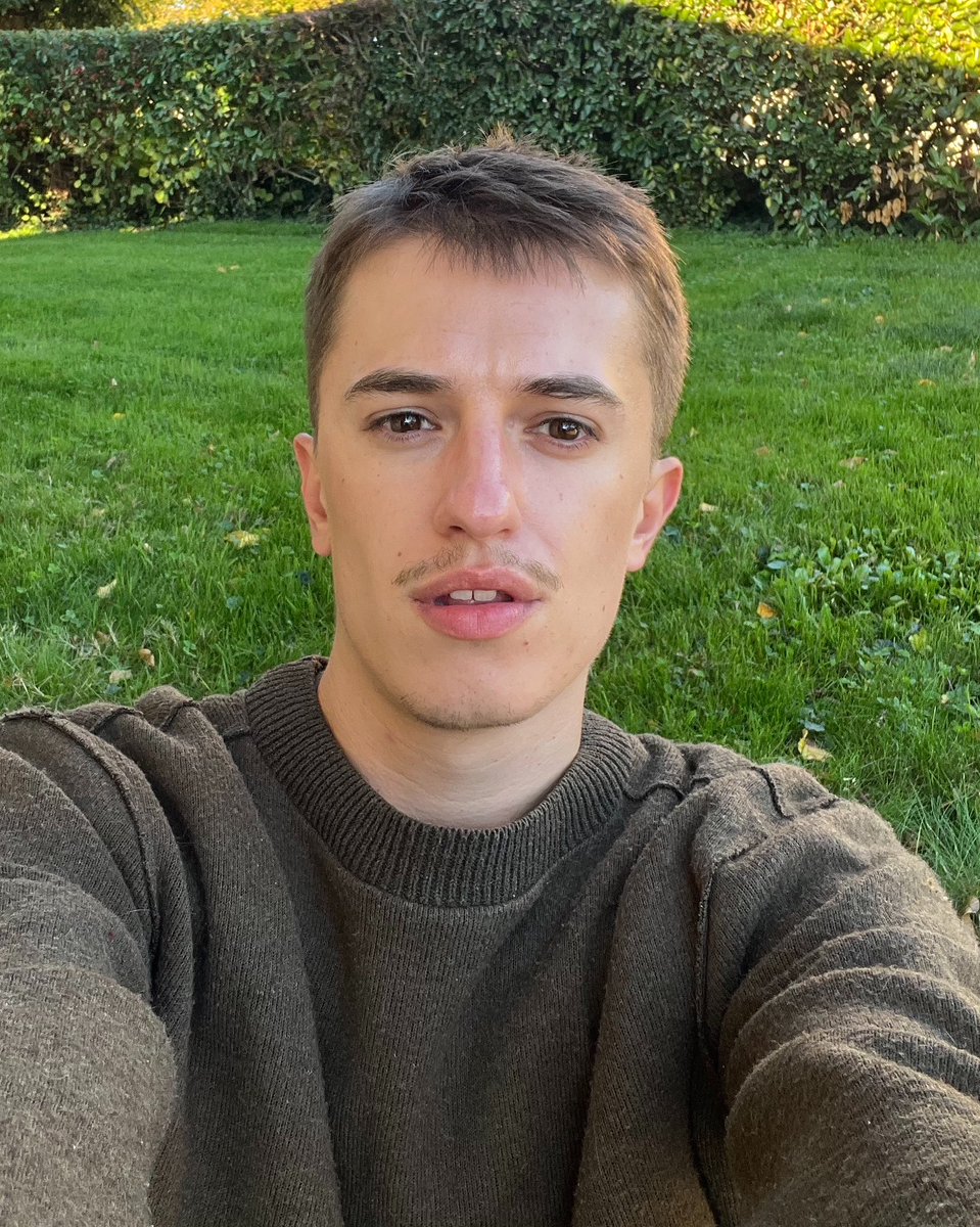 soetienne's tweet photo. avec ou sans lunettes ? https://t.co/LzNH5vpugT