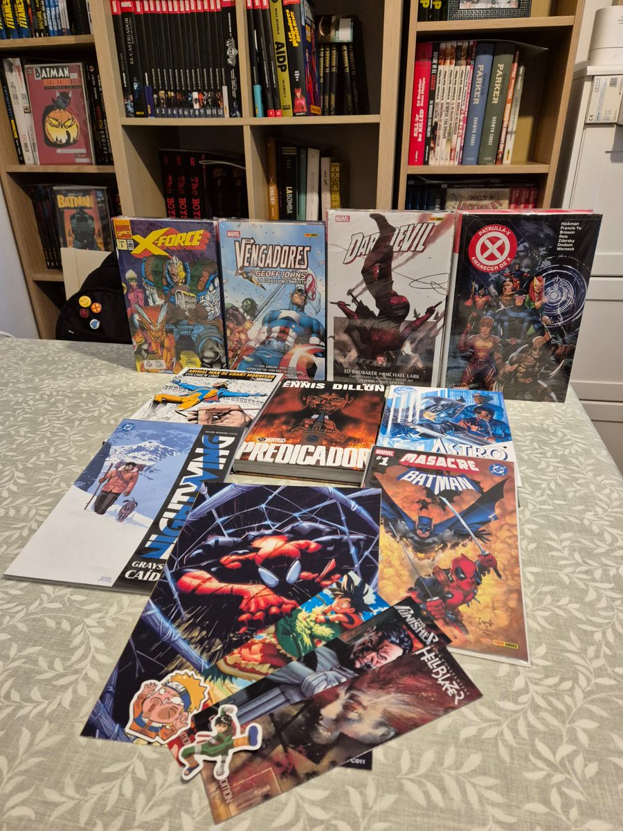 📚 #BuenosDías y #FelizSábado 📚

Se habla poco de que en lo que Octubre fue realmente terrorífico fue en el número de tochales que salieron 😱

Hay meses que <a href="/PaniniComicsEsp/">Panini Cómics España</a> ve entrar la nómina 💸 y va a por ella sin ninguna vergüenza 🤣

Y <a href="/PlanetadComic/">Planeta Cómic</a> le echa una mano 😜