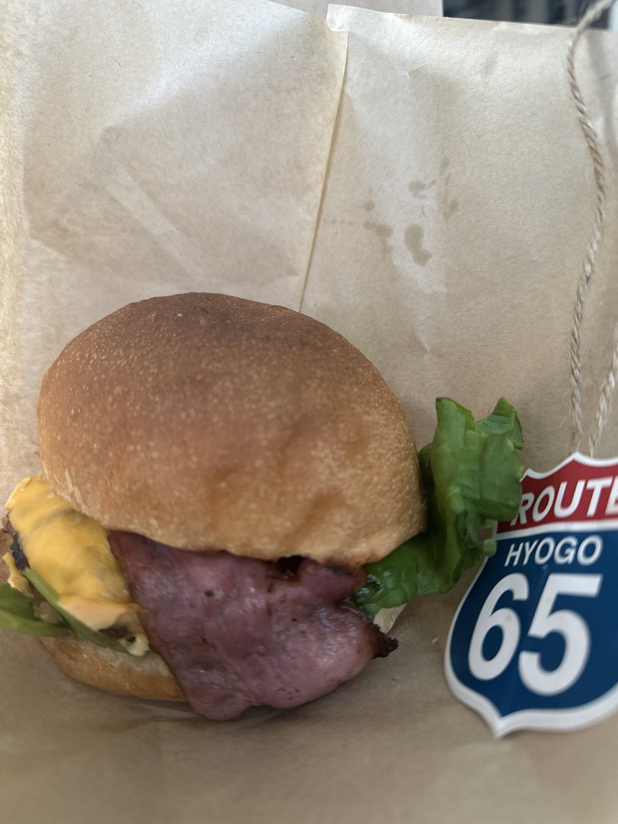 SOLESPROUT's tweet image. 【農家の休日③🍔】

圃場から歩いていける距離にある「ROUTE65」🍔

自家製バンズにガツンとくるジューシーなハンバーグ！THE アメリカンスタイル！🇺🇸

ハンバーガーやピザの味も抜群に加え、マスターのこだわり切った店内も必見！

美味しいデザートもあります🍮

超オススメ！！🏍️

#ROUTE65