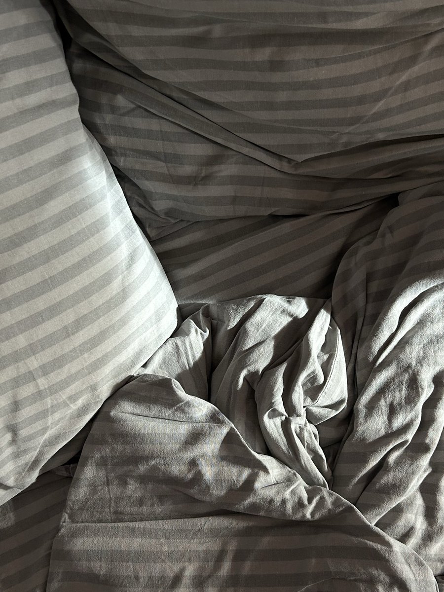 vvmlts's tweet image. Выходной morning 

После всех учебных и рабочих забегов наконец-то день, который начался не в 7, а в 11 утра. 

| План на утро был простым и гениальным: пожарил свои первые драники,  сварил кофе, включил новый сезон утреннего шоу и сделал маску для лица. 

Прекрасно? Прекрасно.