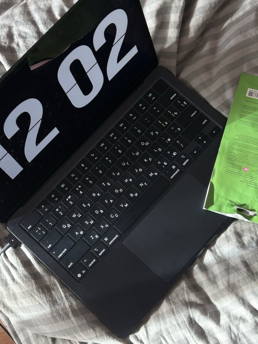 vvmlts's tweet image. Выходной morning 

После всех учебных и рабочих забегов наконец-то день, который начался не в 7, а в 11 утра. 

| План на утро был простым и гениальным: пожарил свои первые драники,  сварил кофе, включил новый сезон утреннего шоу и сделал маску для лица. 

Прекрасно? Прекрасно.