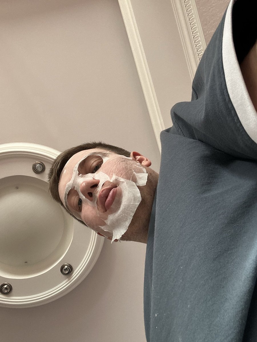 vvmlts's tweet image. Выходной morning 

После всех учебных и рабочих забегов наконец-то день, который начался не в 7, а в 11 утра. 

| План на утро был простым и гениальным: пожарил свои первые драники,  сварил кофе, включил новый сезон утреннего шоу и сделал маску для лица. 

Прекрасно? Прекрасно.