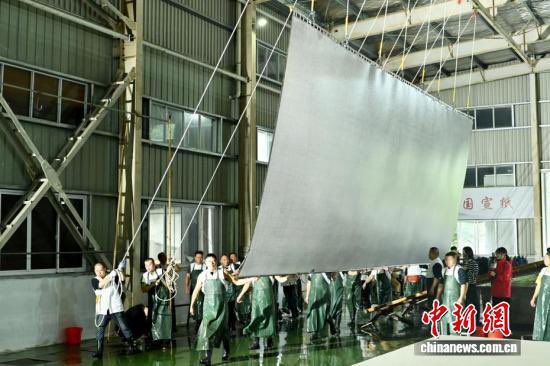 City5Rivers's tweet photo. On November 8, nearly 100 papermakers in Jingxian County, #Anhui, showcased the making of a giant #XuanPaper sheet measuring 11 meters long and 3.3 meters wide.
Over 40 workers lifted the massive paper mold in perfect rhythm, bringing this traditional craft to life. 💪 https://t.co/oHQEQ1aAaK