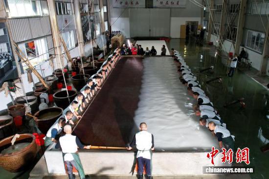 City5Rivers's tweet photo. On November 8, nearly 100 papermakers in Jingxian County, #Anhui, showcased the making of a giant #XuanPaper sheet measuring 11 meters long and 3.3 meters wide.
Over 40 workers lifted the massive paper mold in perfect rhythm, bringing this traditional craft to life. 💪 https://t.co/oHQEQ1aAaK