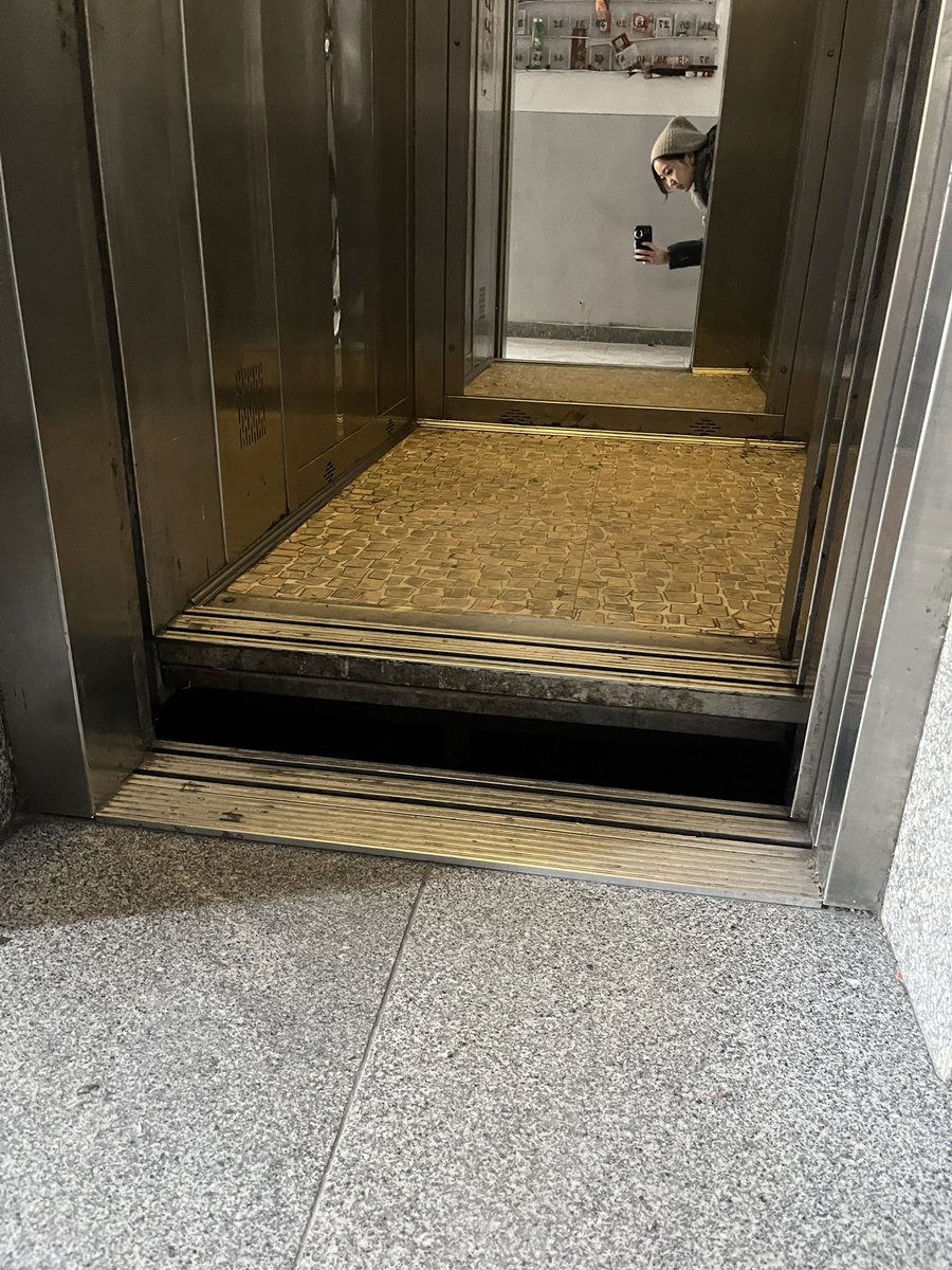 乗る時にスリルがあるエレベーター
乗ってる時もハラハラ

#キルギス
#壊れかけのlift