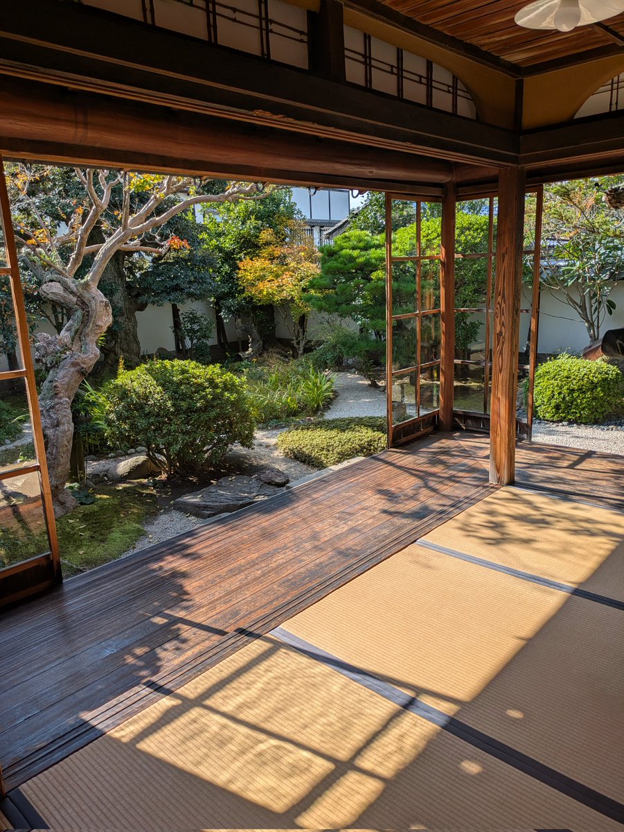 朝ドラを見ておらずなのですが… 小泉八雲記念館にも足を運ぶことができました。隣の小泉八雲旧居では、素晴らしい縁側にも出会うことができました☺️建物の内側につくられた縁側は新鮮で、とても気持ちの良い空間でした。 <a href="/engawa_abiko/">心の休憩処engawa🌿</a> の縁側とはまた違った良さを感じられて…素敵な日になりました。