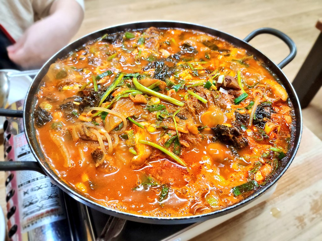 사직골뼈다귀감자탕 + 약간의 낮술 😚 흐린 날씨에 잘 어울리는 메뉴였다.