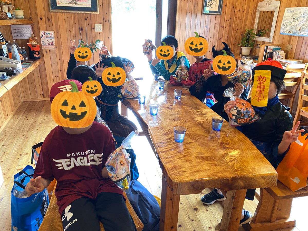 cafemisaki2310's tweet photo. 本日は島の子供たちのハロウィンパーティー🎉
島内を練り歩き、最後はカフェでランチタイム
毎年の恒例行事となっています🎃
お菓子をもらえてみんな笑顔でした☺️ https://t.co/J2Fo5H3Sqi