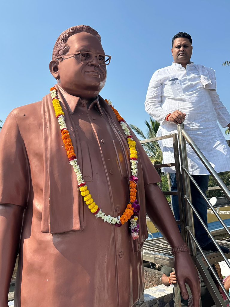 umeshpatelcgpyc's tweet image. पिताजी के जन्म जयंती के अवसर पर आज खरसिया के मदनपुर कांग्रेस कार्यालय, ठुसेकेला बारातोरहीन चौ​क तथा रेस्ट हाऊस खरसिया के पास स्थित स्मृति स्थल में पिताजी और बड़े भैया को उनेक समस्त स्नेहीजन और पार्टी के कार्यकर्ताओं के साथ मिलकर उन्हें श्रद्धा सुमन अर्पित किया।